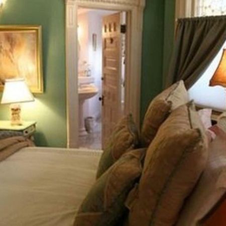 M&M Victorian Bed And Breakfast Marinette Exterior photo