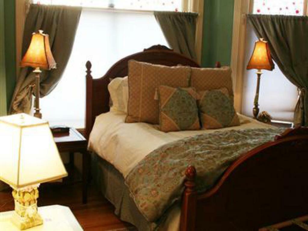 M&M Victorian Bed And Breakfast Marinette Exterior photo