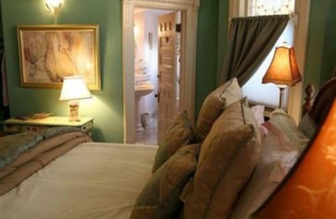 M&M Victorian Bed And Breakfast Marinette Exterior photo