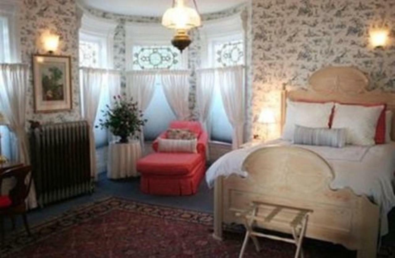 M&M Victorian Bed And Breakfast Marinette Exterior photo